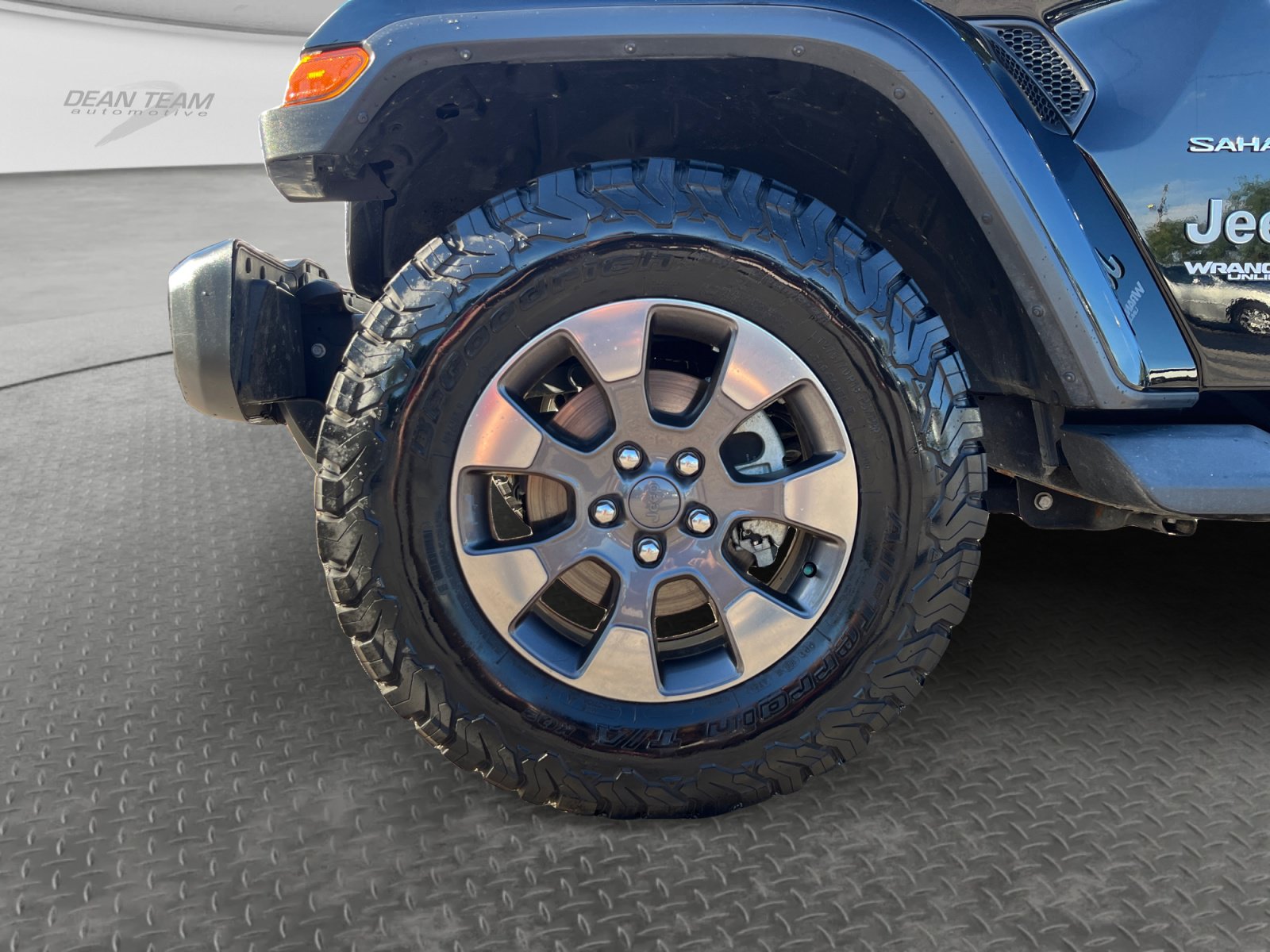 Used 2018 Jeep Wrangler Unlimited Sahara w/ Dual Top Group AWD/4WD image 14