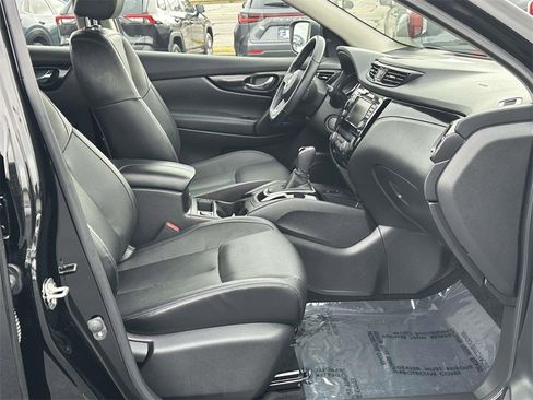 Used 2022 Nissan Rogue Sport SL image 6