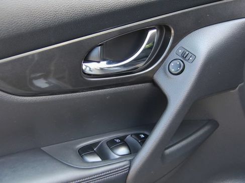 Used 2017 Nissan Rogue SV AWD/4WD image 17