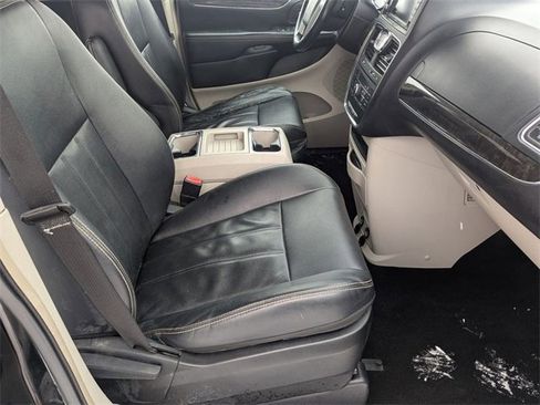 Used 2014 Chrysler Town & Country Touring image 25