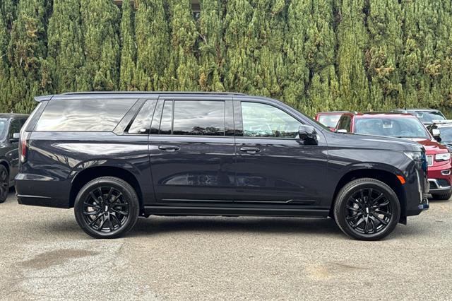 Used 2023 Cadillac Escalade ESV Sport w/ LPO, ONYX Package AWD/4WD image 2