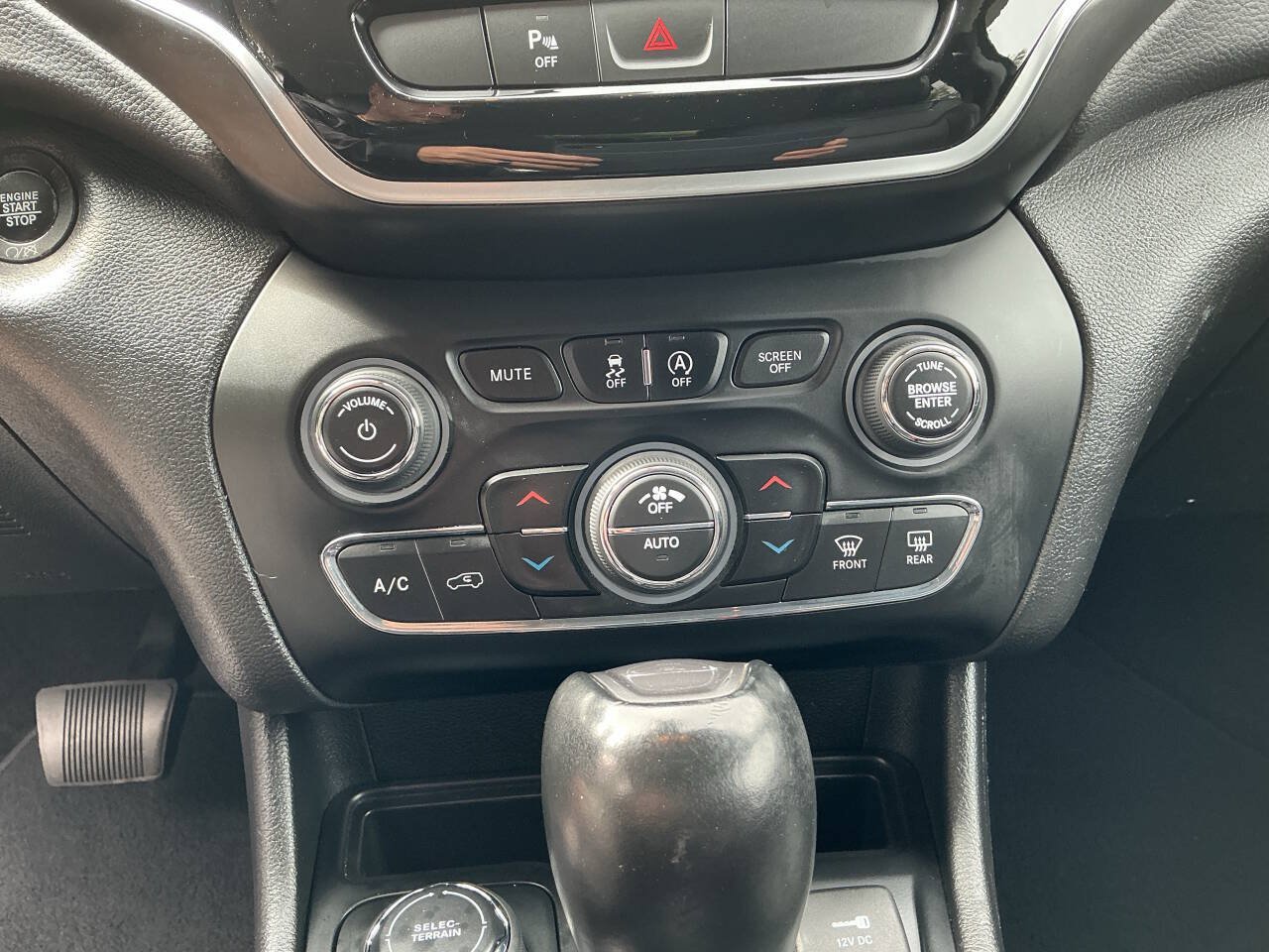Used 2019 Jeep Cherokee Limited AWD/4WD image 23
