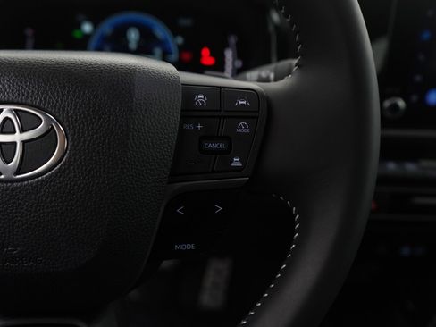 Used 2025 Toyota Camry SE image 17