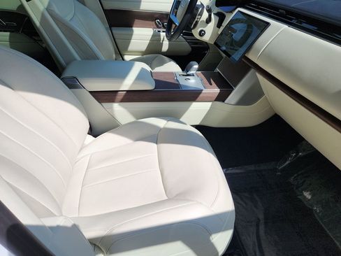 Used 2025 Land Rover Range Rover SE image 3