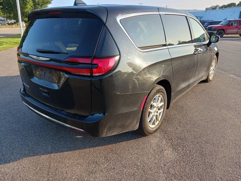 Used 2023 Chrysler Pacifica Touring-L FWD image 5