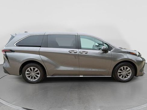 Used 2024 Toyota Sienna XLE FWD image 2