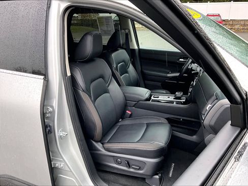 Used 2024 Nissan Pathfinder SL w/ SL Premium Package image 11