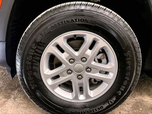 Used 2023 Jeep Grand Cherokee Laredo image 8