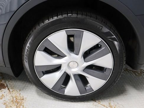 Used 2024 Tesla Model Y Long Range AWD/4WD image 20