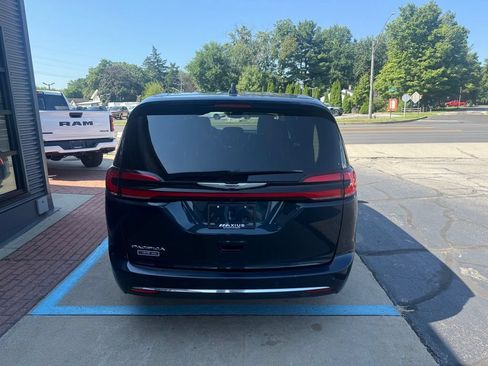 Used 2023 Chrysler Pacifica Touring-L FWD image 6