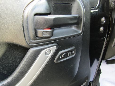 Used 2017 Jeep Wrangler Unlimited Sahara w/ Connectivity Group image 9