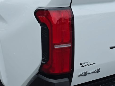 Used 2024 Toyota Tacoma SR AWD/4WD image 32