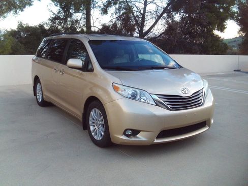 Used 2011 Toyota Sienna XLE image 1