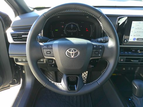 Used 2025 Toyota Camry SE image 19
