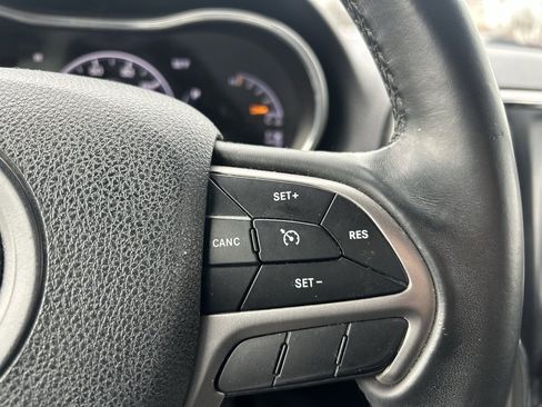 Used 2018 Jeep Grand Cherokee Laredo image 19