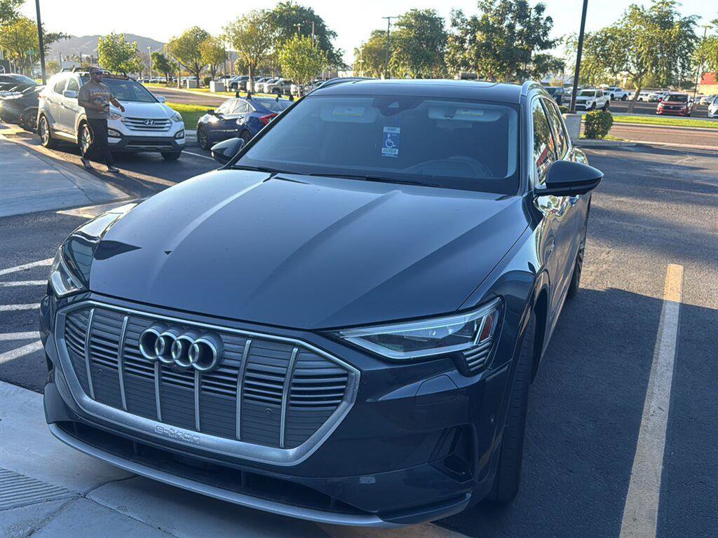 Used 2019 Audi e-tron Prestige w/ Prestige Package AWD/4WD image 2