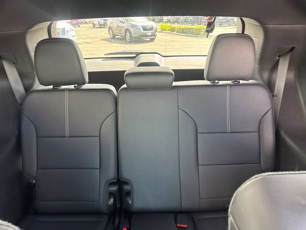 Used 2026 GMC Acadia Elevation w/ Elevation Premium Package FWD image 16
