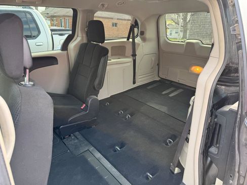 Used 2012 Chrysler Town & Country Touring image 10