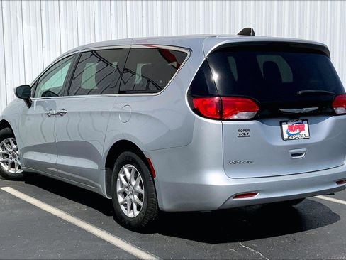 Used 2023 Chrysler Voyager LX FWD image 10