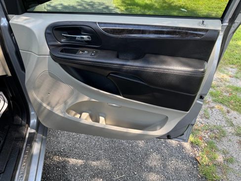 Used 2013 Chrysler Town & Country Touring image 43