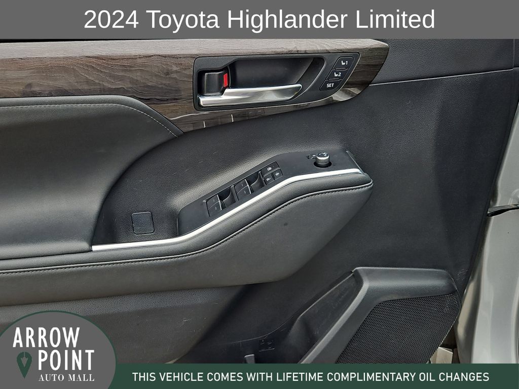 Used 2024 Toyota Highlander Limited FWD image 21