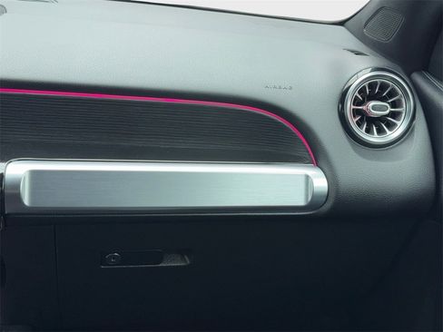 Used 2020 Mercedes-Benz GLB 250 w/ Premium Package image 20