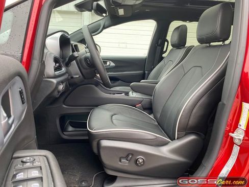 New 2026 Chrysler Pacifica Limited image 27