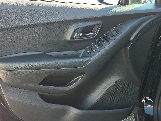 Used 2022 Chevrolet Trax LS w/ Tint and Cruise Package AWD/4WD image 19