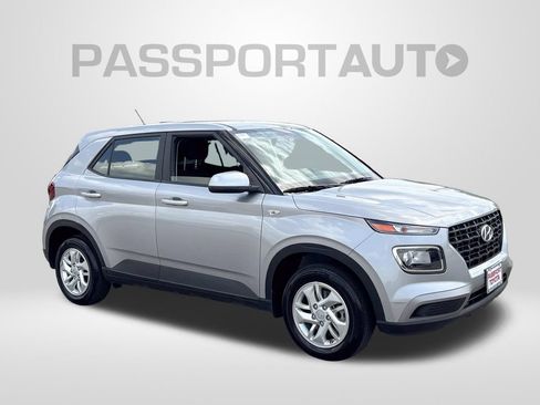 Used 2025 Hyundai Venue SE FWD image 11