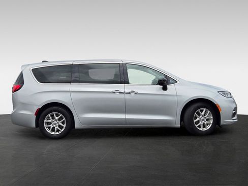 Used 2024 Chrysler Pacifica Touring-L FWD image 3