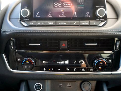 Used 2022 Nissan Rogue SV w/ SV Premium Package image 15
