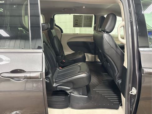 Used 2023 Chrysler Pacifica Touring-L image 22