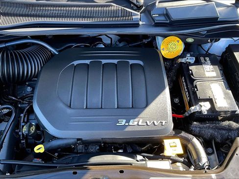 Used 2018 Dodge Grand Caravan SE w/ UConnect Hands-Free Group image 30