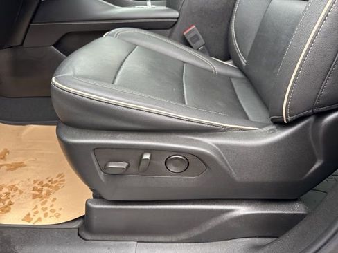 Used 2023 GMC Yukon SLT w/ SLT Luxury Package image 11