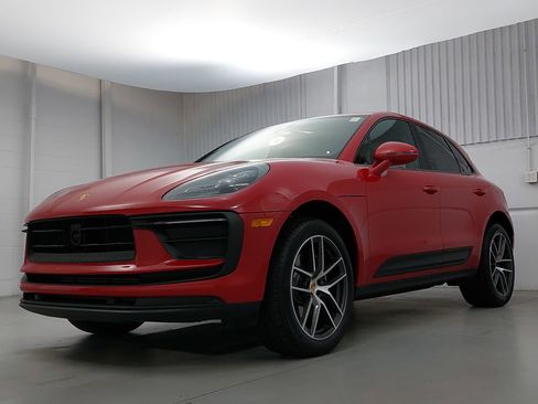 Certified 2025 Porsche Macan image 1