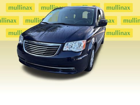 Used 2016 Chrysler Town & Country Touring FWD image 13