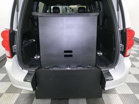 Used 2016 Dodge Grand Caravan SE image 12