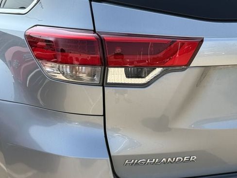 Used 2019 Toyota Highlander XLE AWD/4WD image 6