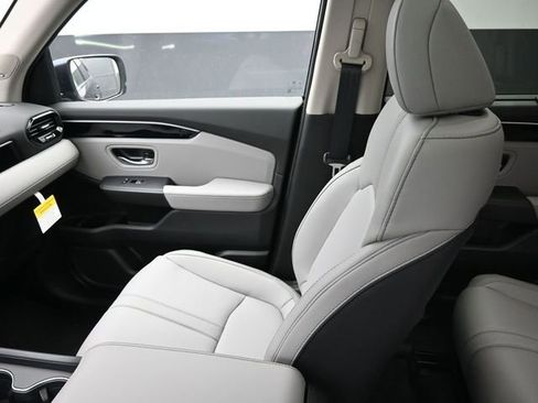 New 2025 Honda Pilot Touring image 11