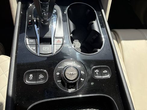 Used 2017 Bentley Bentayga AWD/4WD image 22