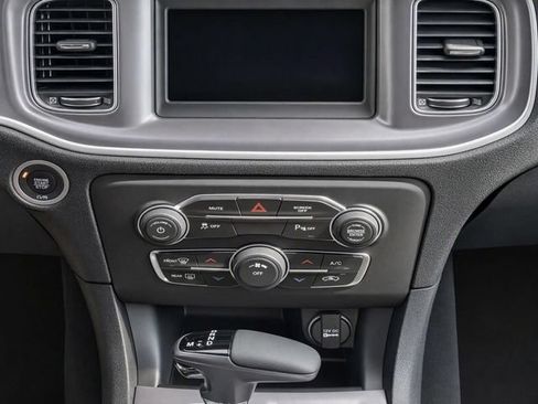 Used 2019 Dodge Charger SXT RWD image 18