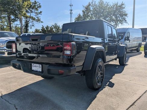 New 2025 Jeep Gladiator Sport image 3