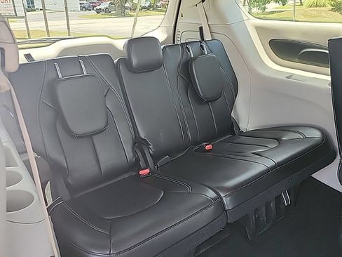 Certified 2024 Chrysler Pacifica Limited FWD image 38