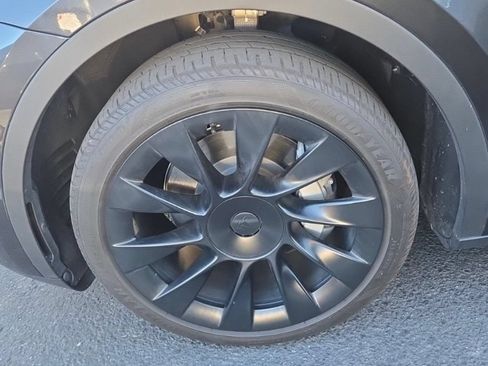 Used 2024 Tesla Model Y Long Range AWD/4WD image 2