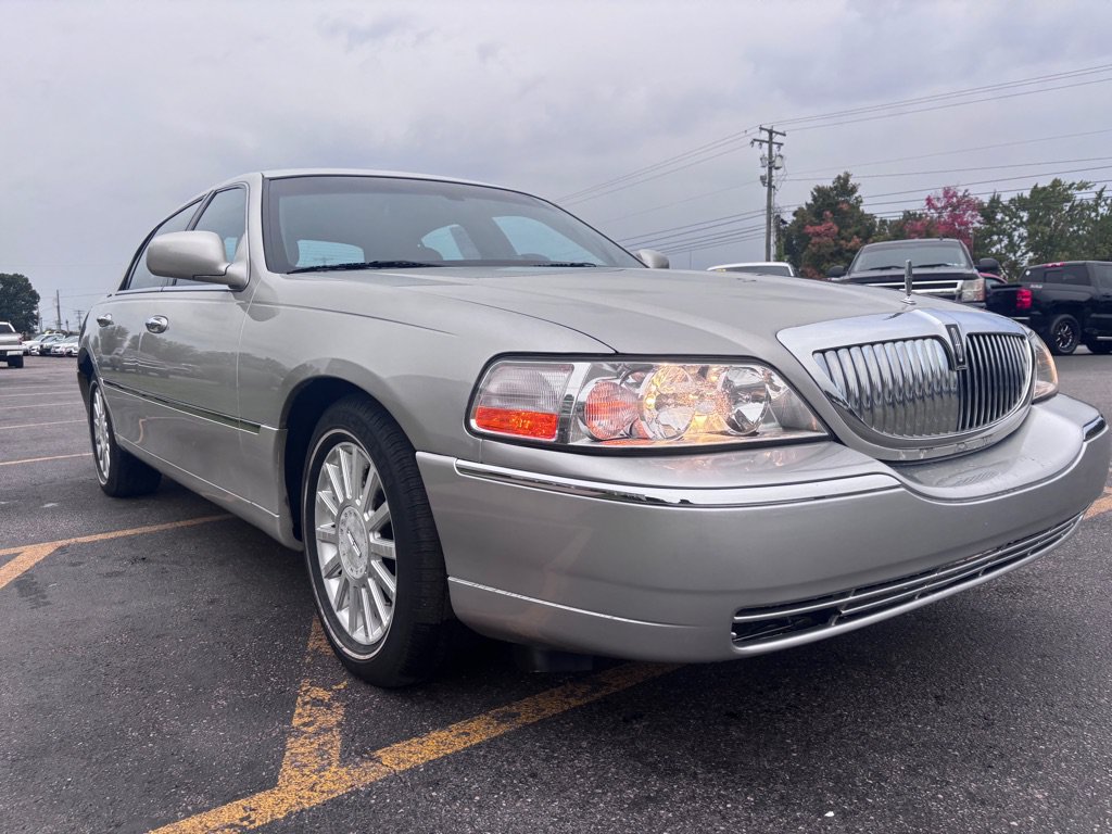Used 2004 Lincoln Town Car Executive RWD image 4