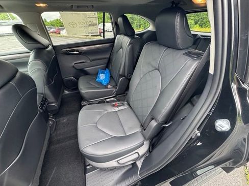 New 2026 Toyota Highlander Platinum AWD/4WD image 15