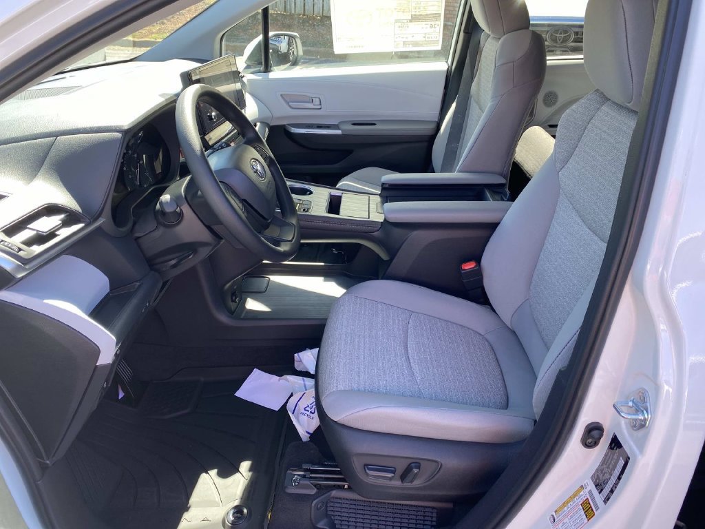 New 2026 Toyota Sienna LE FWD image 12