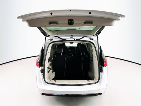 Used 2023 Chrysler Pacifica Touring-L FWD image 29