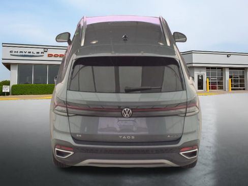 Used 2025 Volkswagen Taos SE AWD/4WD image 6