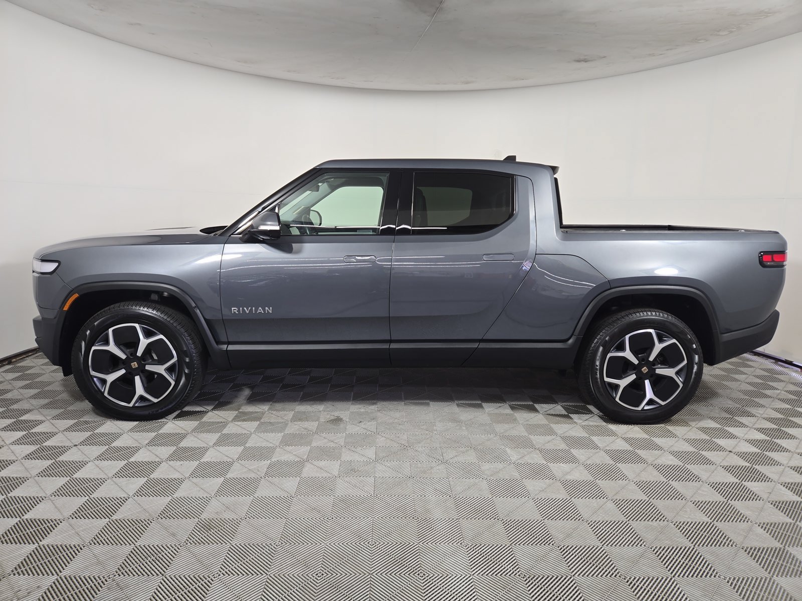 Used 2024 Rivian R1T Adventure Dual AWD/4WD image 2